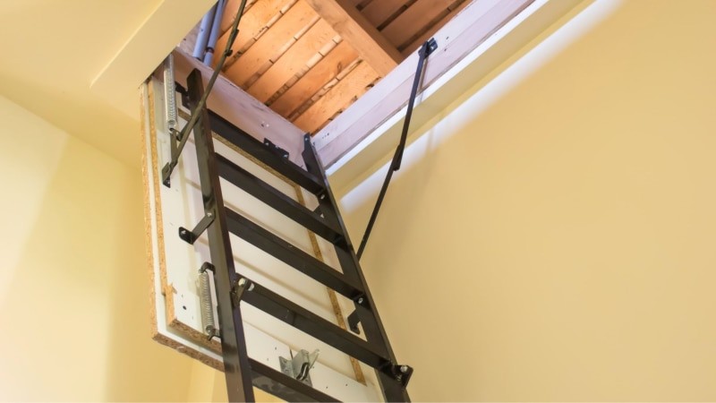 Schody strychowe – idealne rozwiązanie do małych przestrzeni