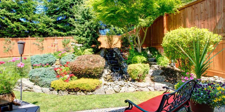 Aranżacja ogrodu przy płocie