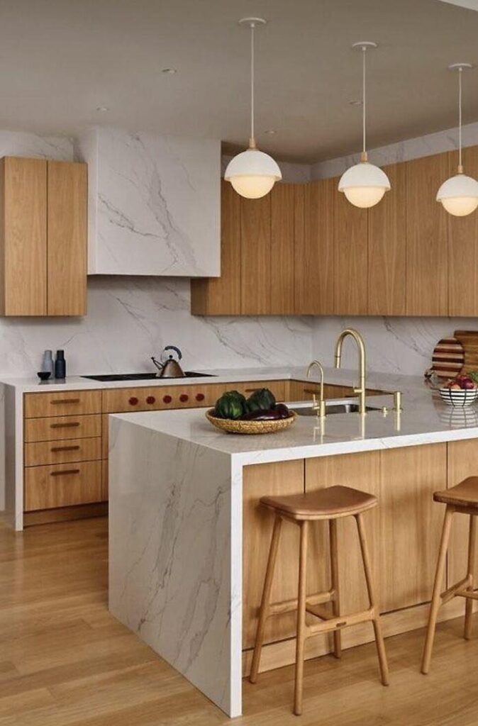 Ciepłe, punktowe oświetlenie małej kuchni/fot. pinterest