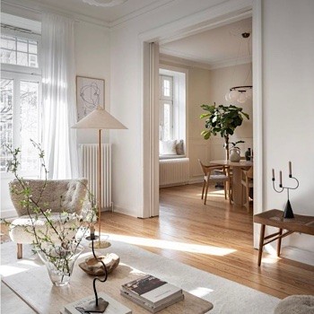 Design skandynawski z drewnianymi akcentami/fot. polesandblinds.com