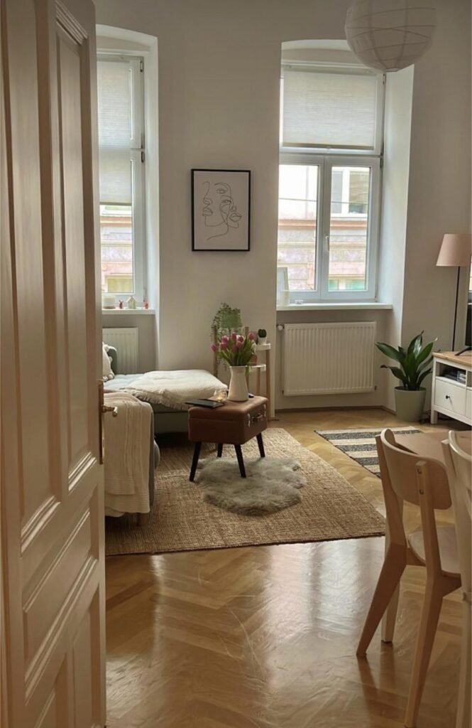 Drewniana podłoga w salonie/fot. pinterest