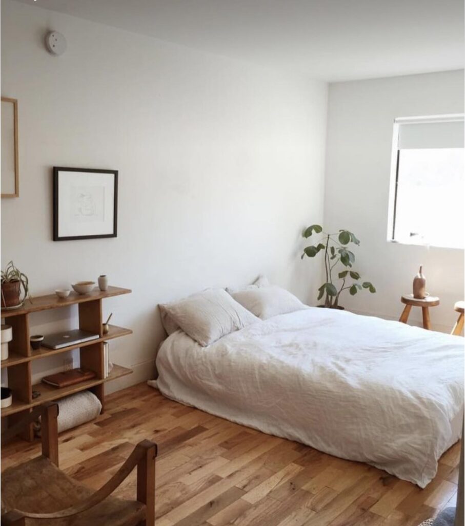 Drewniana podłoga w sypialni/fot. domino.com