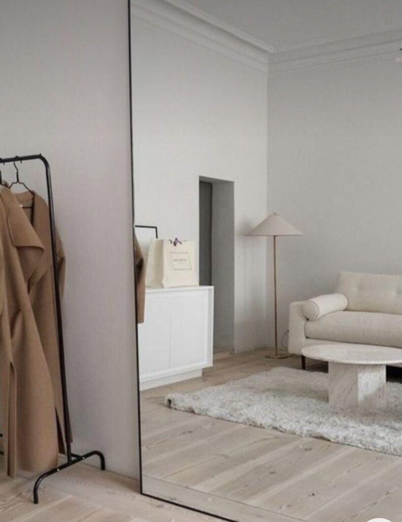 Duże lustro w małym pokoju/fot. By Jessi Ann