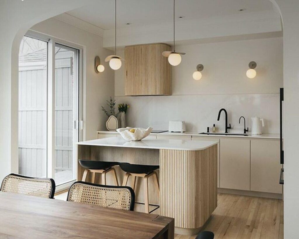 Kuchnia urządzona w jasnych kolorach z punktowym oświetleniem/fot. luminaireauthentik.com