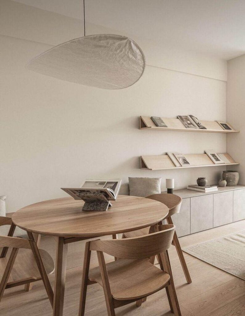 Minimalistyczny salon urządzony w jasnych kolorach/fot. pinterest