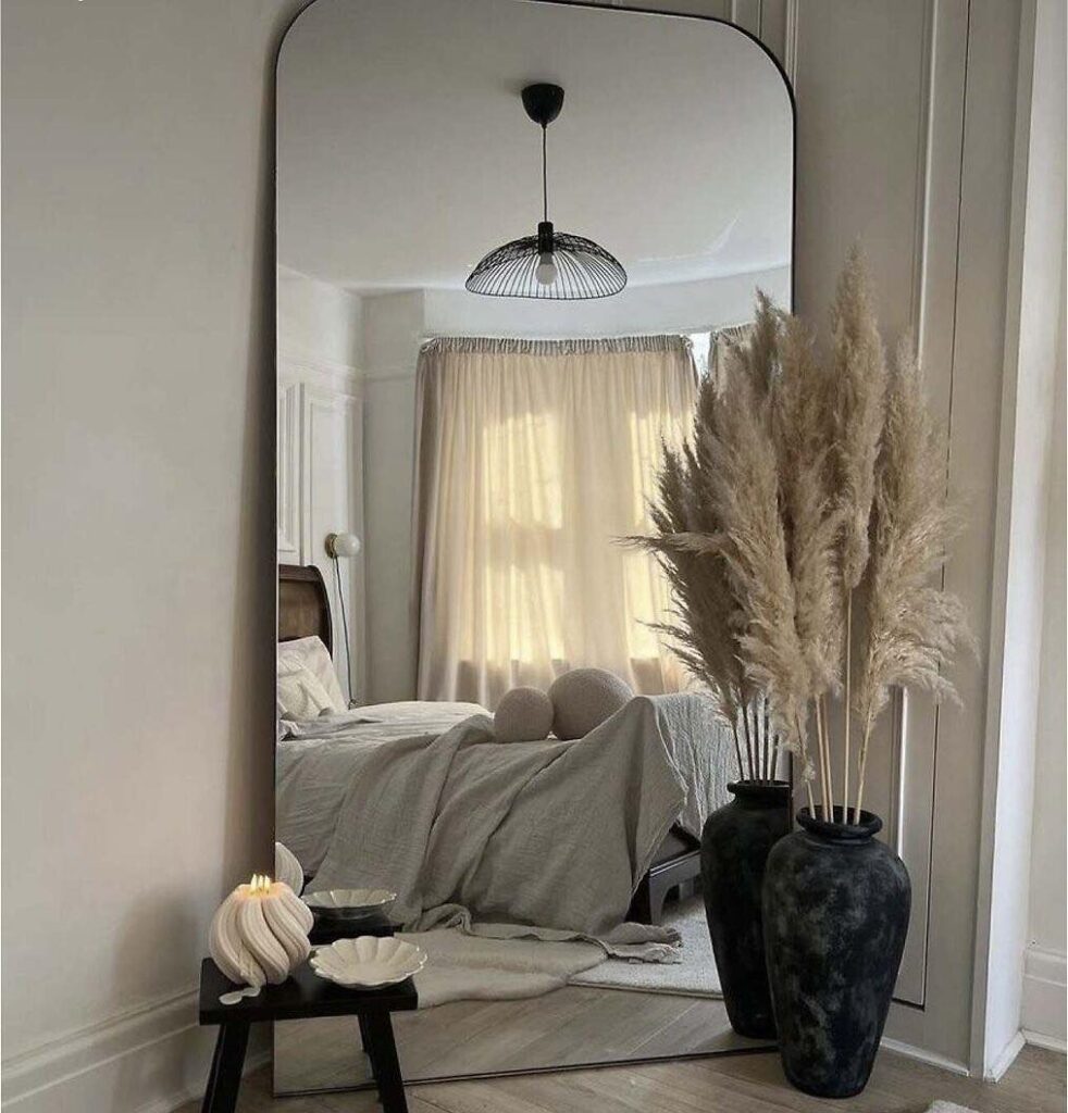 Duże lustro postawione w rogu sypialni/fot. pinterest