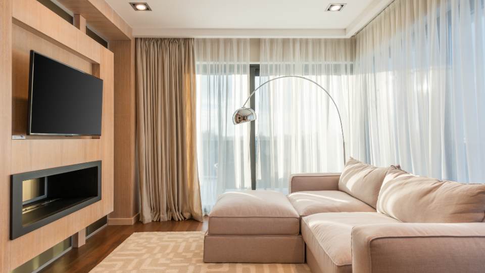 Aranżacja salonu z elegancką ścianą z telewizorem 