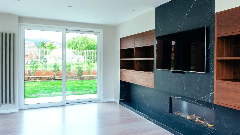 Elegancka ściana z telewizorem i kominkiem 