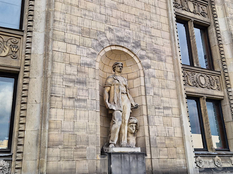 Elementy rzeźbiarskie architektury socrealistycznej/fot. inbudo.pl