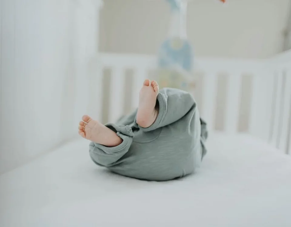 Jak wybrać łóżeczko dla naszego malucha? To pytanie zadaje sobie wielu rodziców. Fot. Leah Newhouse / pexels.com