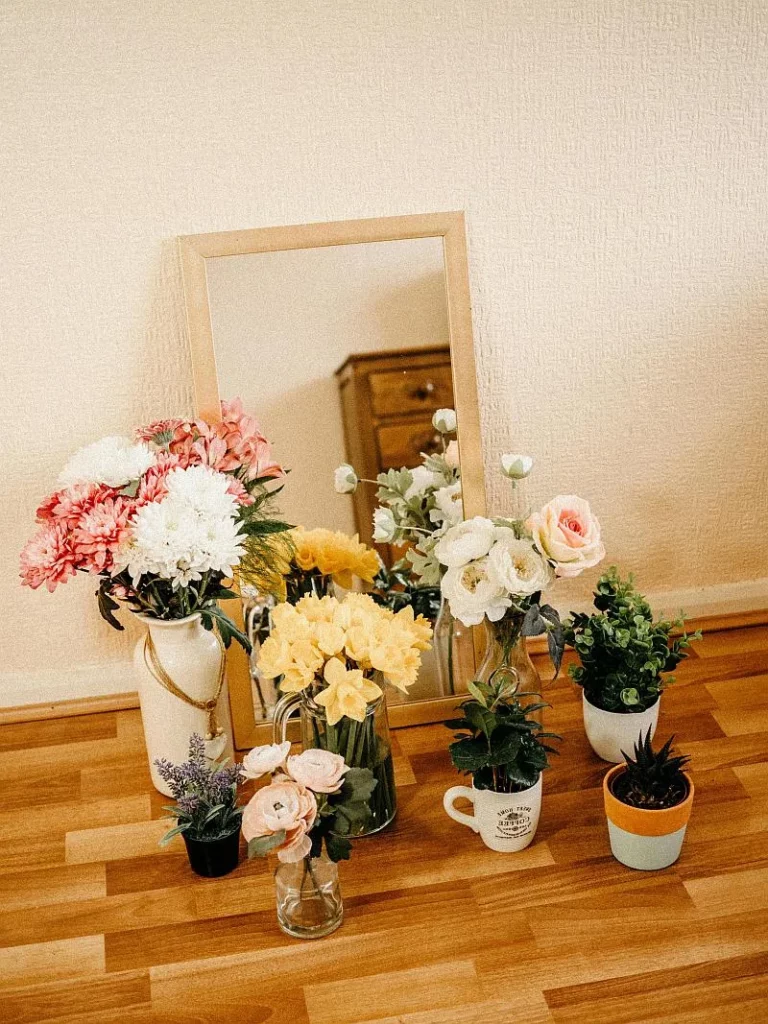 Stojące lustro nie musi być duże. Ustawione odpowiednio, nadal będzie odbijać całą sylwetkę i stanowić ciekawy element zdjęć. Fot. Lisa Fotios, pexels.com