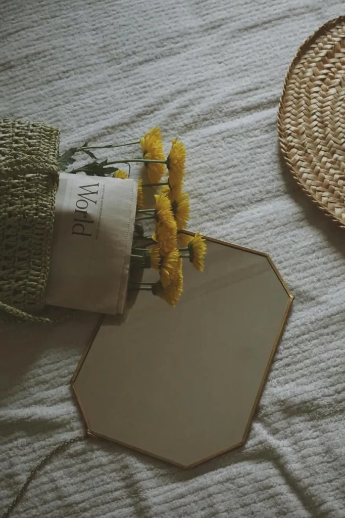 Jeśli nie chcesz wyróżników, zawsze możesz postawić na klasyczne lustro wtapiające się w resztę aranżacji. Fot. Dilruba Sarıçimen, pexels.com