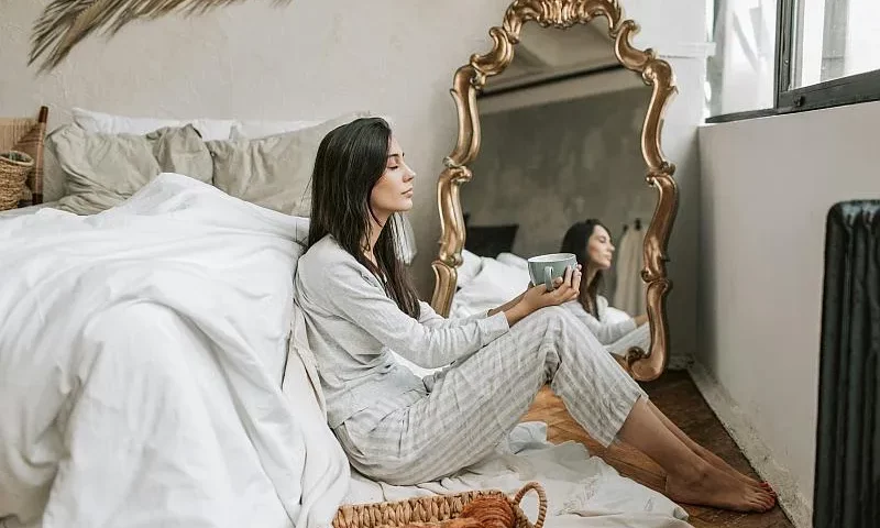 Lustro stojące to nowy trend w aranżacji wnętrz. Fot. Vlada Karpovich, pexels.com