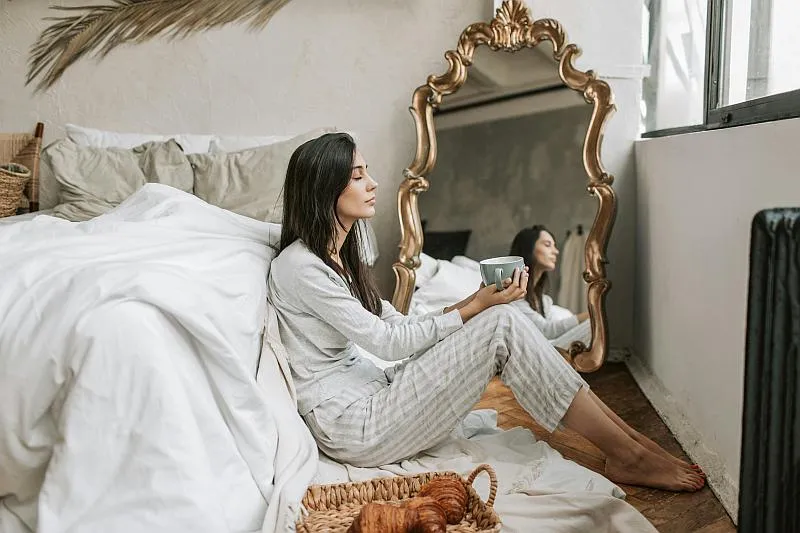 Lustro stojące to nowy trend w aranżacji wnętrz. Fot. Vlada Karpovich, pexels.com