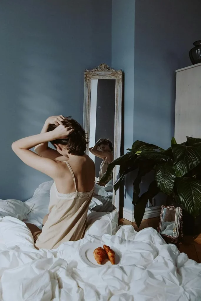 Eleganckie lustro oparte o ścianę może stanowić jej ozdobę, ale również dodać przestrzeni szyku. Fot. Cottonbro, pexels.com