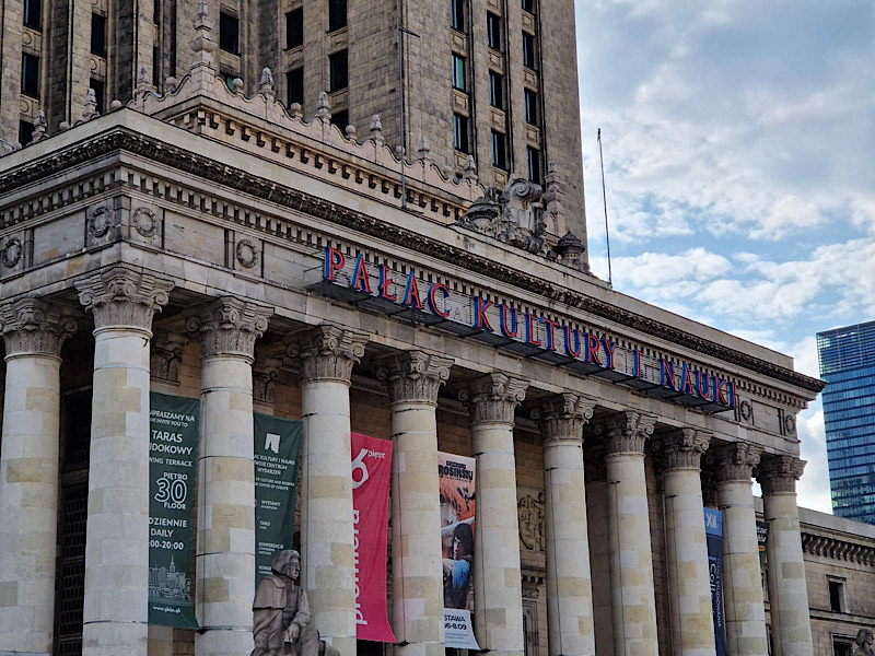 Pałac Kultury i Nauki - wejście/fot. inbudo.pl