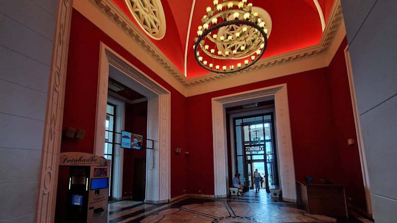 Wnętrza PKiN z żyrandolami/fot. inbudo.pl