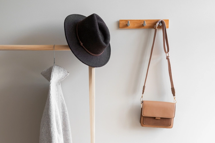 Organizacja przedpokoju – wieszaki i akcesoria jako dekoracje