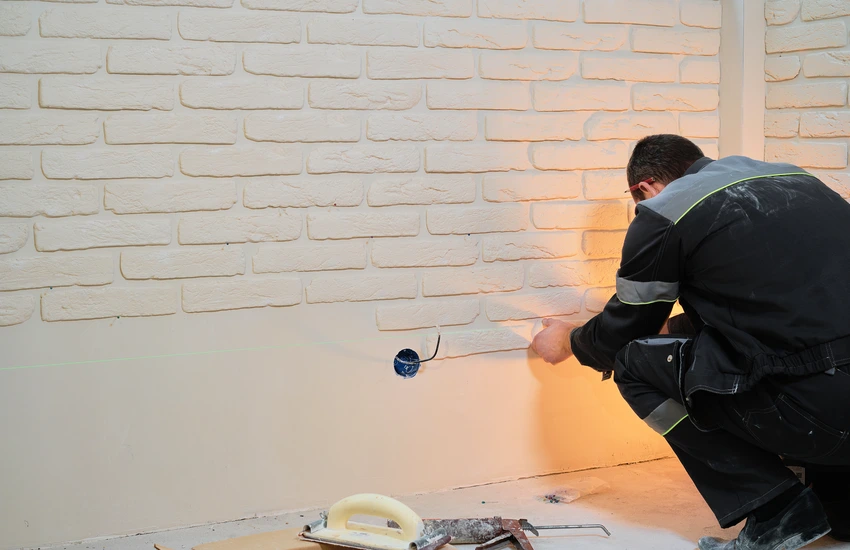 Wykonywanie lamperii ściennej z użyciem dekoracyjnych imitacji cegieł