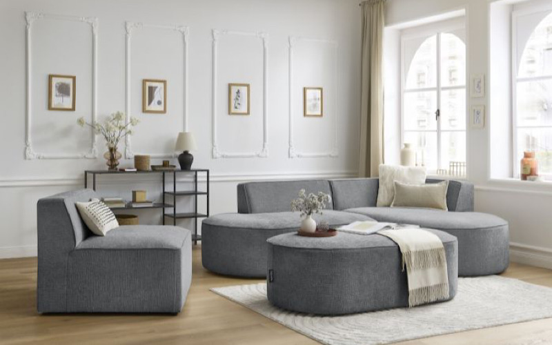 Kanapa modułowa, której elementy są również fotelem oraz stolikiem/fot. bobochicparis.pl