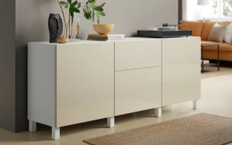 Szafki modułowe w salonie/fot. ikea.com