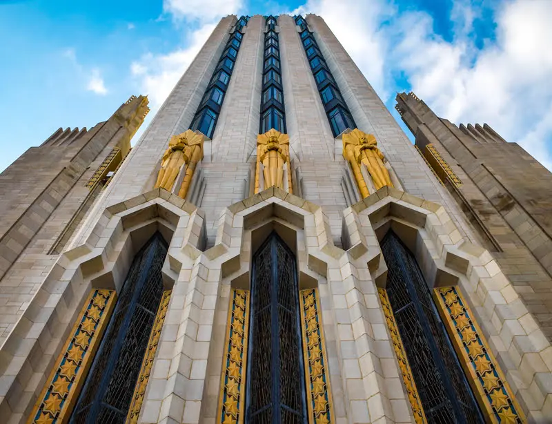 Budynek zaprojektowany zgodnie z style art deco, pokazany od dołu. / artdecor24.pl