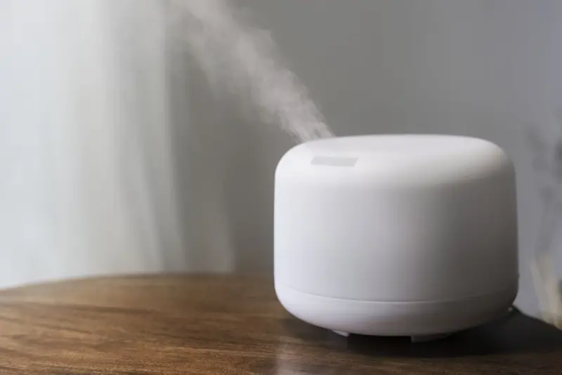 Mały nawilżacz powietrza na stolik / fot. rawpixel.com freepik.com