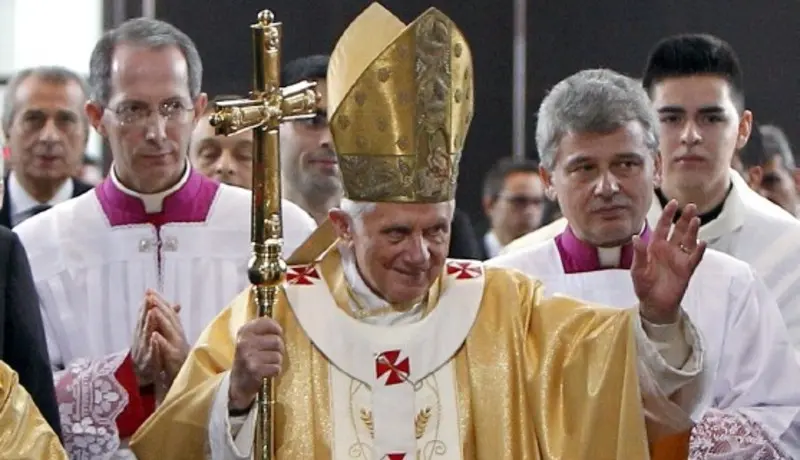 Na zdjęciu widzimy papieża Benedykta XVI z innymi duchownymi w dniu mszy świętej. / www.elimparcial.es