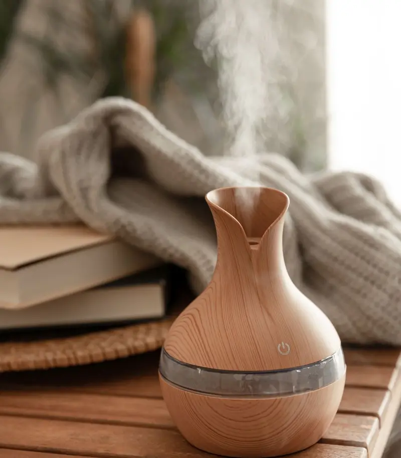 Nawilżacz powietrza w kształcie wazy, do postawienia na stoliku. / fot. pvproductions freepik.com