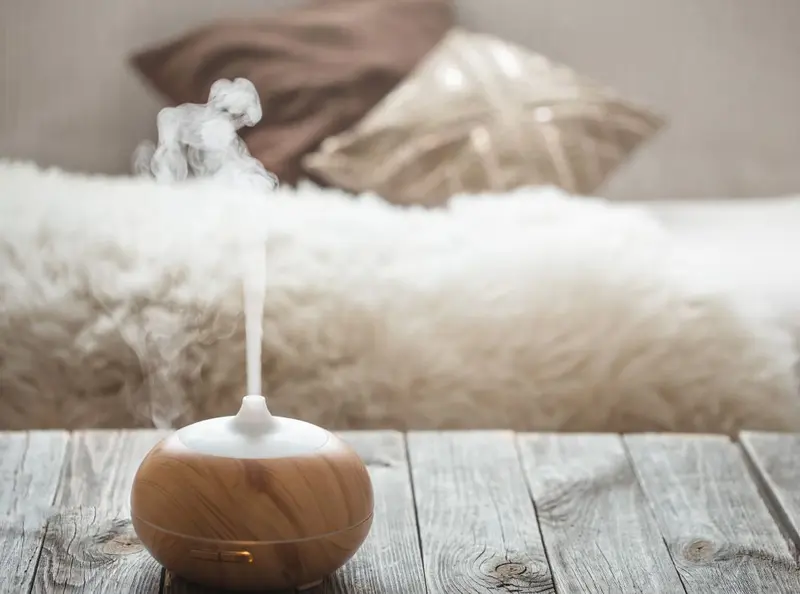 Mały nawilżacz powietrza, który nada się do postawienia przy łóżku / fot. pvproductions freepik.com