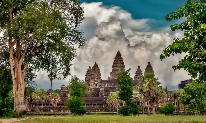 Zdjęcie Angkor Wat z oddali na pięknym tle chmur i niebieskiego nieba / fot. wirestock freepik.com
