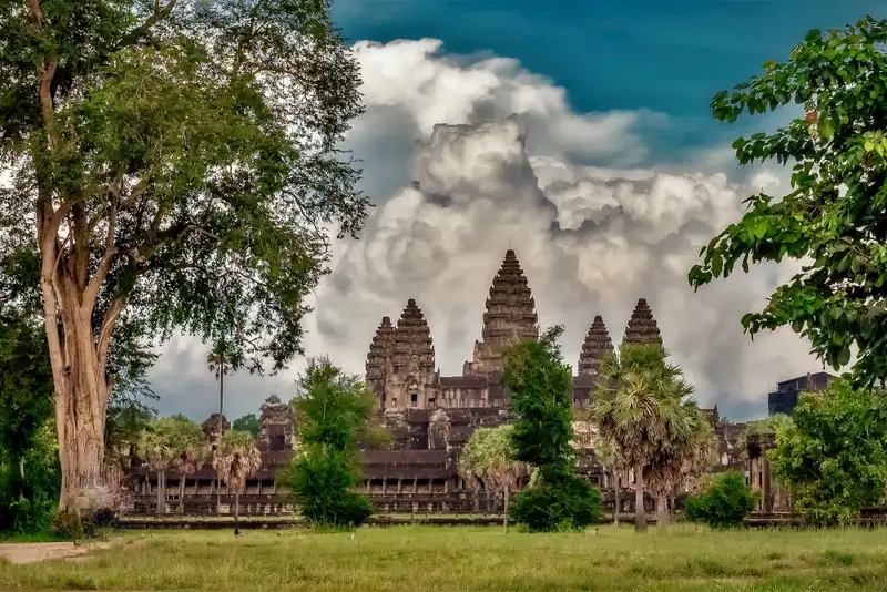 Zdjęcie Angkor Wat z oddali na pięknym tle chmur i niebieskiego nieba / fot. wirestock freepik.com