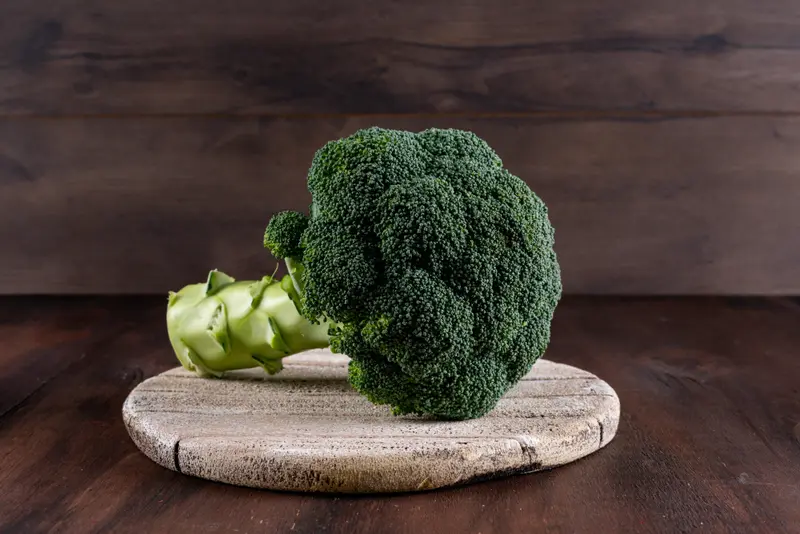 Brokuł położony na drewnianej desce / fot. 
8photo freepik.com