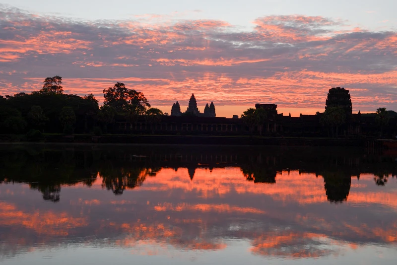 Kompleks świątyń Angkor Wat na tle różowego nieba / fot. victor217 freepik.com