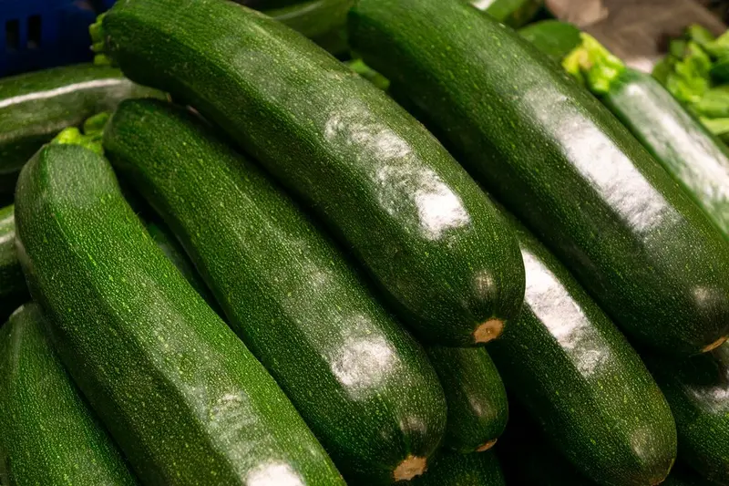 Kabaczki cukinii ułożone jeden na drugim / fot. freepik freepik.com