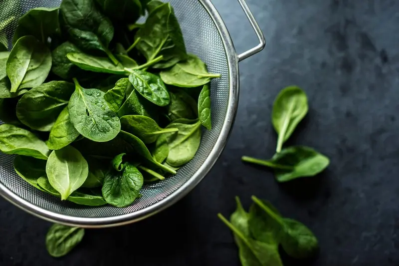 Świeże liście szpinaku, umyte, w misce / fot. rawpixel.com freepik.com