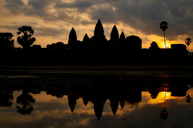 Kompleks świątyń Angkor Wat na tle złotego nieba / fot. freestockcenter freepik.com