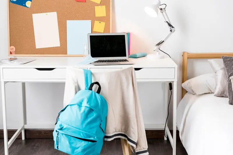 Pokój ucznia z biurkiem i plecakiem przy łóżku / fot. freepik freepik.com