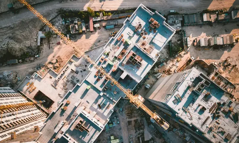 Wynajem maszyn budowlanych: klucz do efektywności na placu budowy