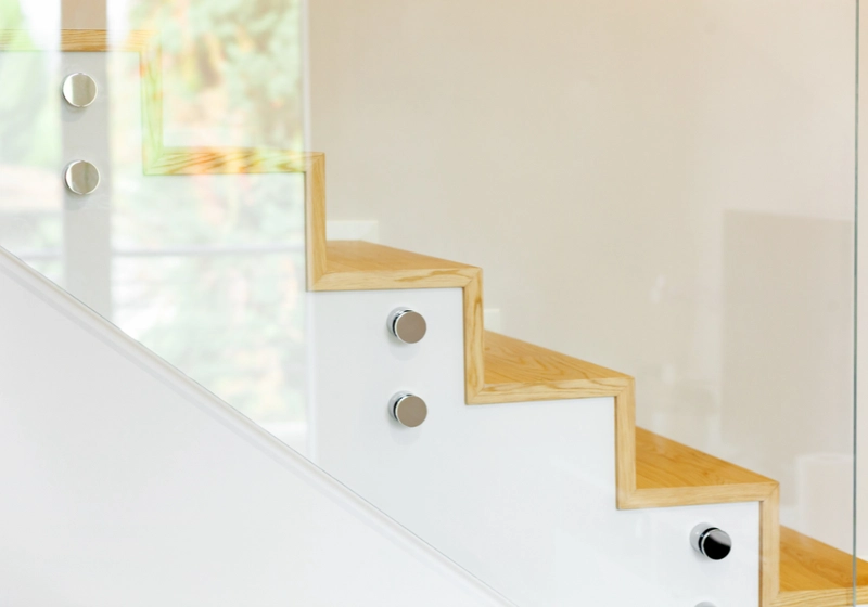 Uchwyty do szkła - przewodnik po solidnym mocowaniu szkła w balustradach nierdzewnych