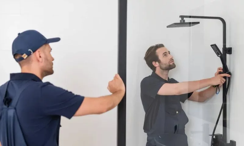 Montaż kabiny prysznicowej cena, fot. IgorVetushko, Vista Create