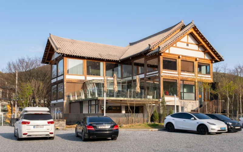 Samochody pod budynkiem